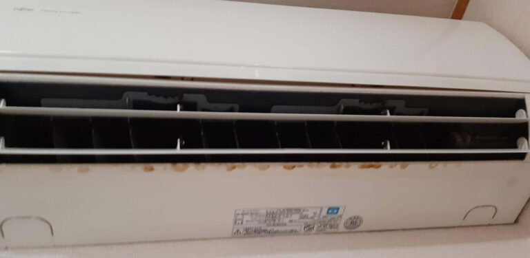 おそうじ本舗エアコンクリーニングの作業前のエアコン